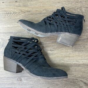 Fergalicious Women's Black Paisley Ankle Boot, size 8